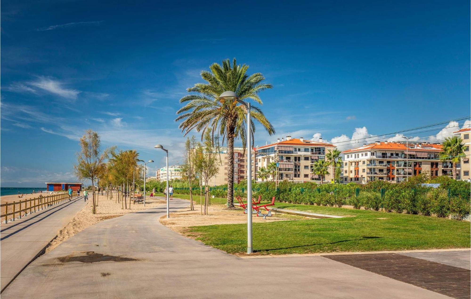 Stunning apartment in Pineda de Mar w/ 1 Bedrooms Exterior foto